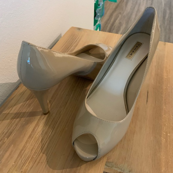 Tahari tan heels - Picture 2 of 2